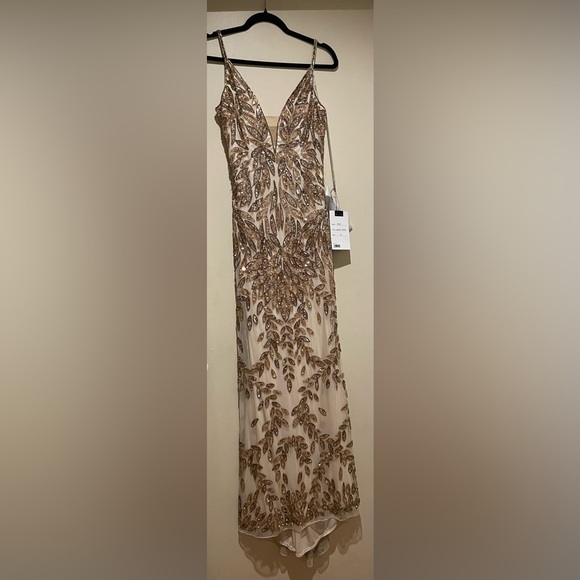 NWT Mac Duggal Style 5107 Plunging Neckline Sequins Gown Dress Gold Nude Size 10 - Picture 7 of 15
